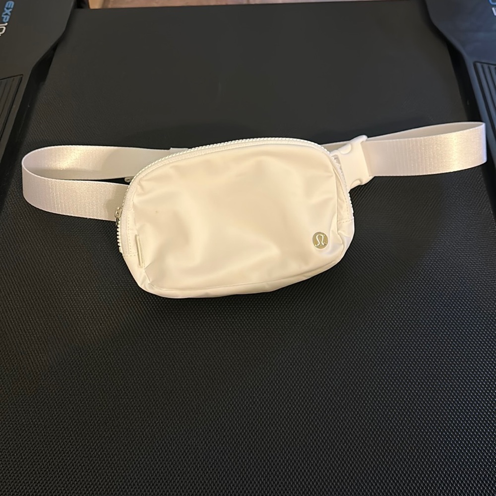 Lululemon New white belt bag